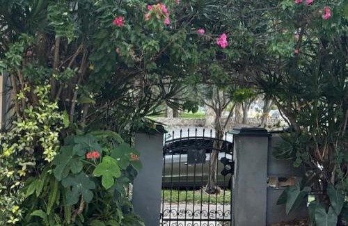 Runaway Bay Apartment | Private Granny flat - Guesthouse