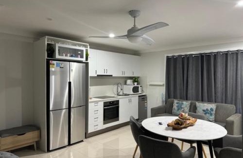 Runaway Bay Apartment | Private Granny flat - Guesthouse