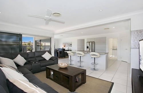 Broadbeach Waters House | Relax, Escape and Enjoy!