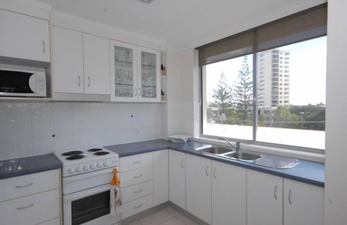 Burleigh Heads Apartment | Renovated beachside 2-bedroom apartment
