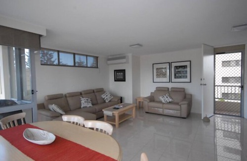 Burleigh Heads Apartment | Renovated beachside 2-bedroom apartment