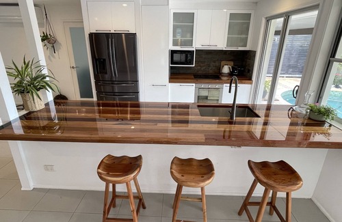 Mermaid Waters House | River front property, huge yard and pool, 2km from the beach.