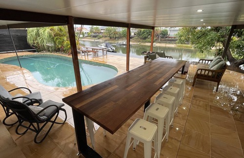 Mermaid Waters House | River front property, huge yard and pool, 2km from the beach.