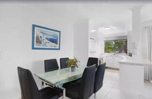 Mermaid Beach Apartment | Salerno - Hosted by Burleigh Letting
