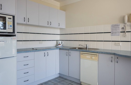 Broadbeach Apartment | Santa Anne By The Sea