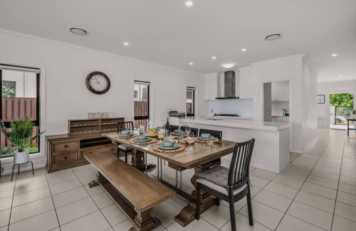 Coomera House | Scenic 5-Bed Riverview Classic & Relaxing Escape