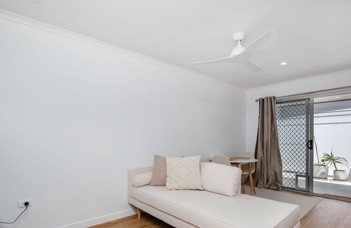 Burleigh Waters Apartment | Serene Guest House with pool access