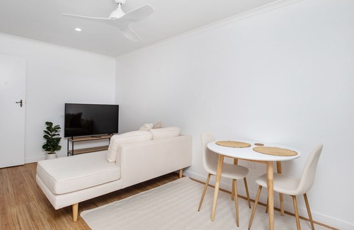 Burleigh Waters Apartment | Serene Guest House with pool access