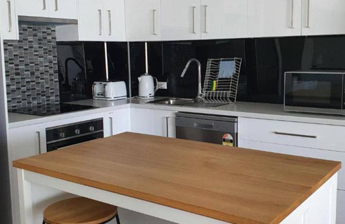 Runaway Bay Apartment | Serviced apartment ∙ 2 bedrooms ∙ 4 guests