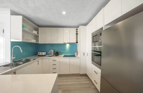Broadbeach Apartment | Spacious 3-Bed Apartment in Broadbeach