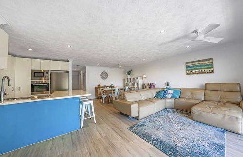 Broadbeach Apartment | Spacious 3-Bed Apartment in Broadbeach