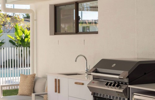 Miami House | Spacious 4-bedroom house with WiFi, Pool and AC in Burleigh QLD
