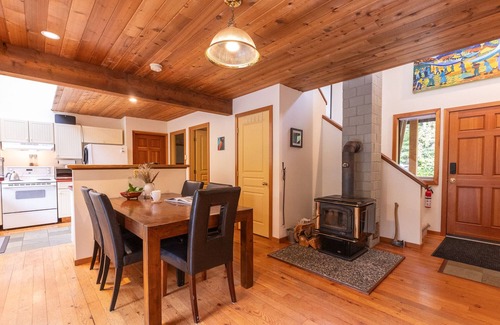 Tofino House | Starlight Retreat-Hot Tub, OD Shower, Cold Plunge!