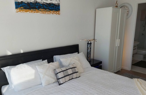 Labrador Apartment | Stunning modern apartment with Broadwater's view