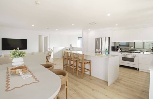 Mermaid Beach House | Sunbrite Breeze Poolside Relaxation by the Sea