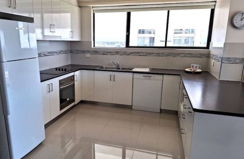 Mermaid Waters Apartment | Supa sized 3 bedroom 2 bath