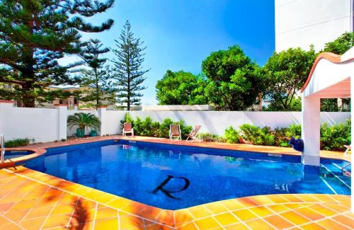 Broadbeach Apartment | The Ritz Resort Heated Pool