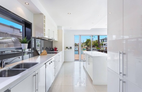Broadbeach Waters House | Tropical Dreaming (Heated Pool)
