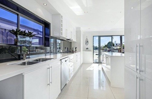 Broadbeach Waters House | Tropical Dreaming (Heated Pool)