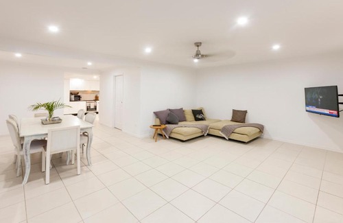 Mermaid Waters House | Waterfront Entertainer