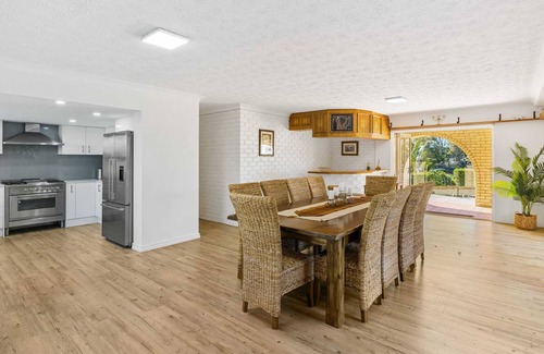 Biggera Waters House | Waterfront Family Entertainer | 5 Bedroom & Pool