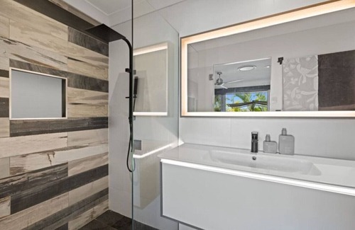 Bundall House | Waterfront home close to Surfers Paradise
