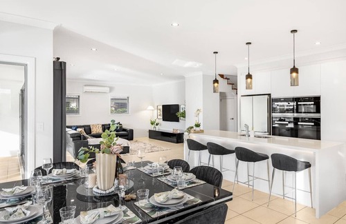 Helensvale House | Waterfront Lifestyle Holiday5B House nearThemePark