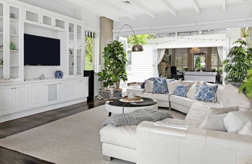 Ashmore House | Waterfront Retreat, Broadbeach Waters