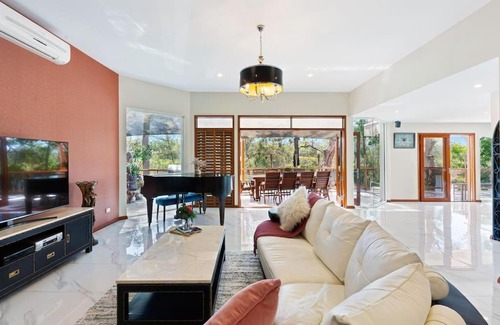 Gold Coast House | Waterfront Stunner, Huge 5 bed, Theme Parks, Pool, BBQ