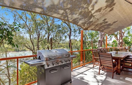 Gold Coast House | Waterfront Stunner, Huge 5 bed, Theme Parks, Pool, BBQ