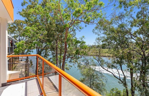 Gold Coast House | Waterfront Stunner, Huge 5 bed, Theme Parks, Pool, BBQ
