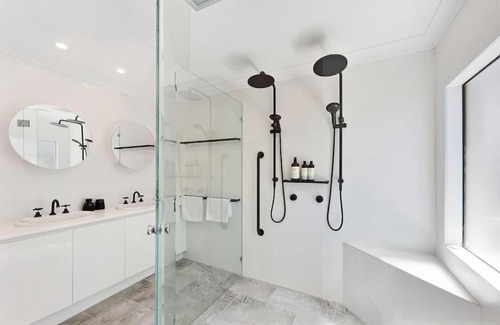 Gold Coast House | Waterfront Stunner, Huge 5 bed, Theme Parks, Pool, BBQ