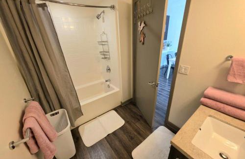 East Village Apartment | 1-BED Apartment Walk to Petco Park, Gazlamp, Convention Center Free Parking, Pool, Hot Tub