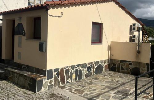 Coja House | 1 bed - Sleeps 4 - Pets - Balcony - Mtn View