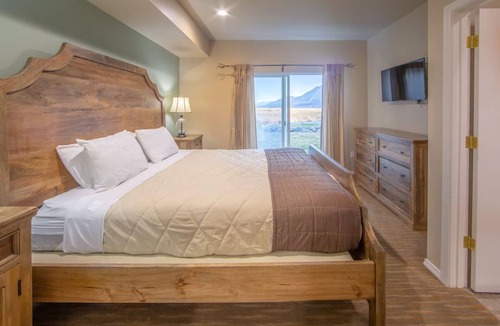 Genoa Hotel | 1 Bedroom Villa Lodge | Elegant Tahoe Escape | Natural Hot Springs & Mountains