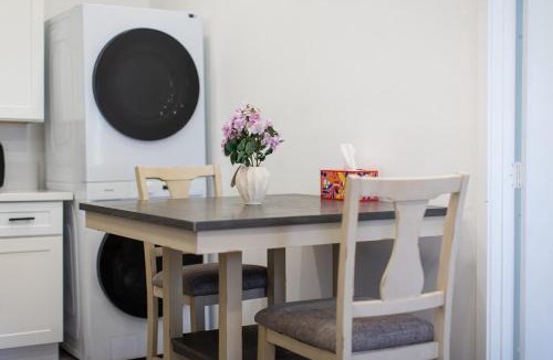 Valinda House | 1 Bedroom with King Bed Near Attractions