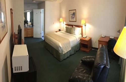 Fresno Hotel | 1 King Bed Jetted Tub