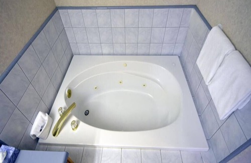 Fresno Hotel | 1 King Bed Jetted Tub