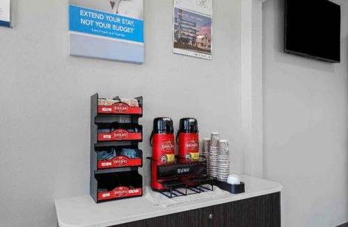 Central Escondido Apartment | 1 King Bed|Mobil Acc|Nsmk