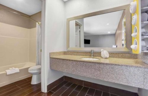 Ukiah Apartment | 1 King Bed|Nsmk|Micfridge|Sofa-Bed