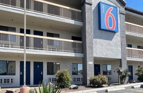 Barstow Apartment | 1 King Bed|Smoking,Micfridge