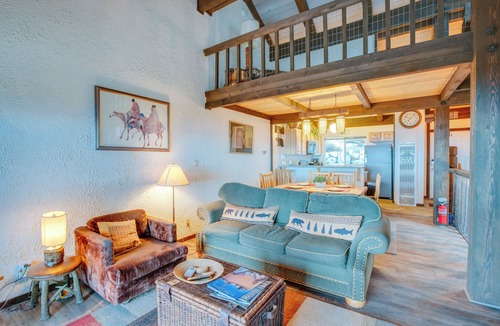 Tahoe Village Apartment | 1 Mi to Stagecoach Lift! Homey Tahoe Townhome
