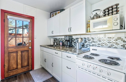 Three Rivers Cabin | 1 Min from Sequoia National Park Cabin for 2 with additional sleeper sofa