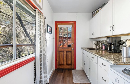 Three Rivers Cabin | 1 Min from Sequoia National Park Cabin for 2 with additional sleeper sofa