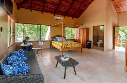 Uvita House | 1 minute walk to the beach in Uvita