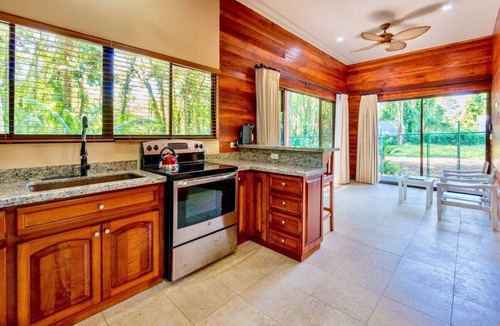 Uvita House | 1 minute walk to the beach in Uvita