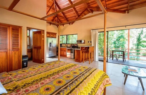 Uvita House | 1 minute walk to the beach in Uvita
