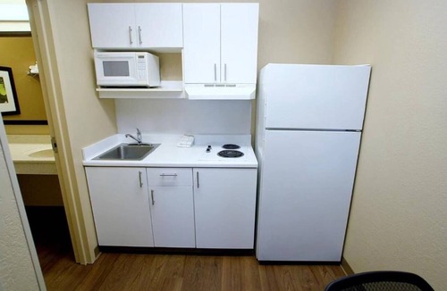 Raisin Apartment | 1 Queen Bed | ADA/RI Shower/Smoking/Kitchen