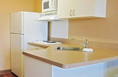 Raisin Apartment | 1 Queen Bed | Non-Smoking, Kitchen