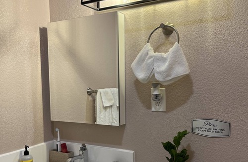 Oak Park Apartment | 10 minutes to the San Diego Airport! one room with TV and Freezer. Free Drinks.